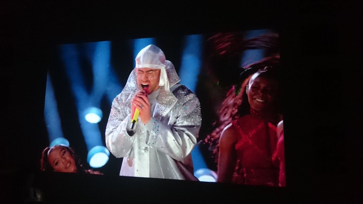 beveridgers's tweet photo. Is das der tinman vom Zauberer von Oz?  Wtf is this?
#halftimeshit #HalftimeShow #rannfl @Icke41 https://t.co/tbRKeHWKgx
