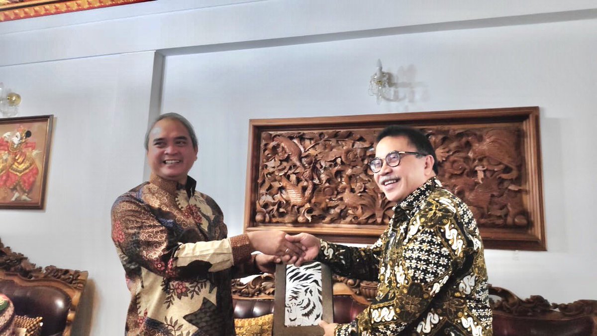 SigitWtj's tweet photo. One day before #OTM2020 - one of leading travel show: doing CC to new #ConGen & checking the preparation of the booth #WonderfulIndonesia #hopeforthebest @Parekraf_RI @indtravel #MoTCE @Kemlu_RI #MoFA @kjrimumbai1 #VITO #DBPPII #AsdepRIII #02022020 https://t.co/2jZgkYK1SL