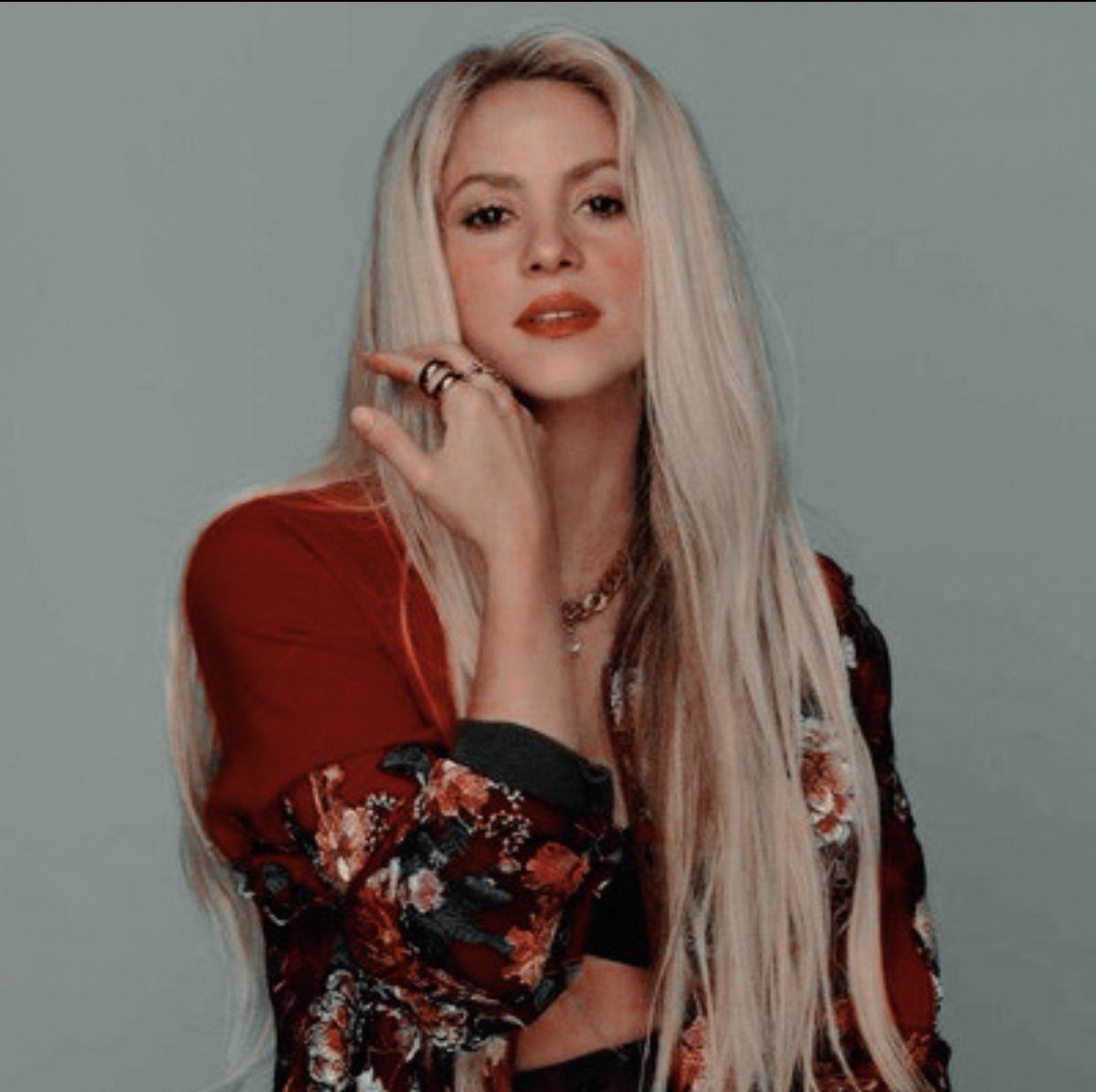 Shakira, Shakira 

- Singer, mover, music maker. 
- 100% new to this fake 
- Ships? With chem 
- RT + LIKE