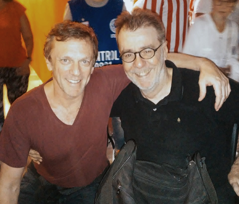 —Por favor, #MarioSantos, dejemos de simular y celebremos esta victoria con un abrazo.
—Pero cómo no.

(gracias, <a href="/fededelia1/">Federico D'Elia</a>, anoche, en #UNO)