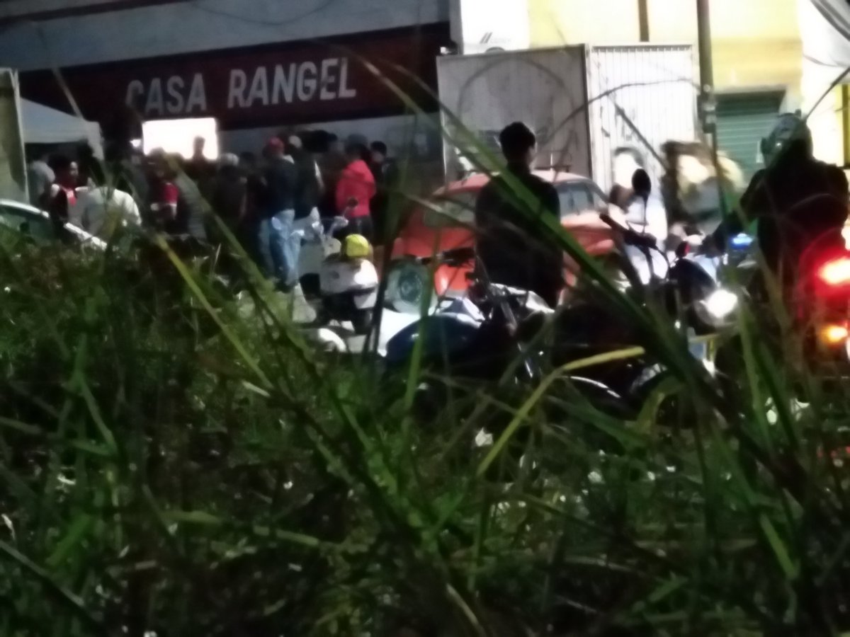 Alex48_'s tweet photo. @SSP_CDMX en la calle Flor del campo, Torres de potrero  @AlcaldiaAO en la casa de materiales RANGEL, están vendiendo alcohol y el trailer que esta estacionado enfrente lo agarraron de migitorio, es una falta de conciencia del dueño del local que permite este tipo de incidentes https://t.co/gUP7Hvuw0u
