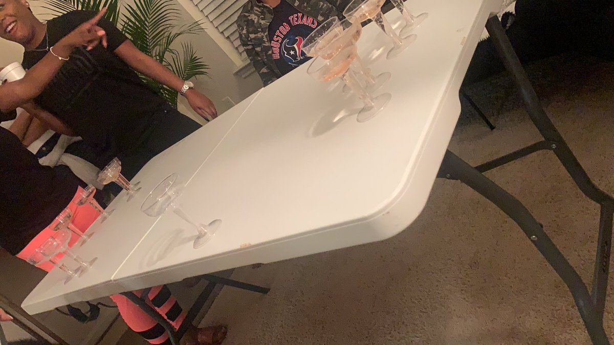 young_lupe's tweet image. When you let woman have they own beer bong game 🤦🏽‍♂️ #proseccopong   #SuperBowlLIV