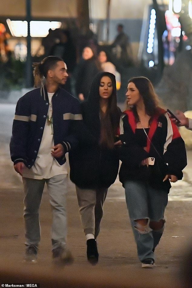 acessoag's tweet photo. Ariana Grande ao lado dos seus amigos, Njomza e Michael Foster na Disneyland ontem, (01.02). https://t.co/3t9ij4tcGM