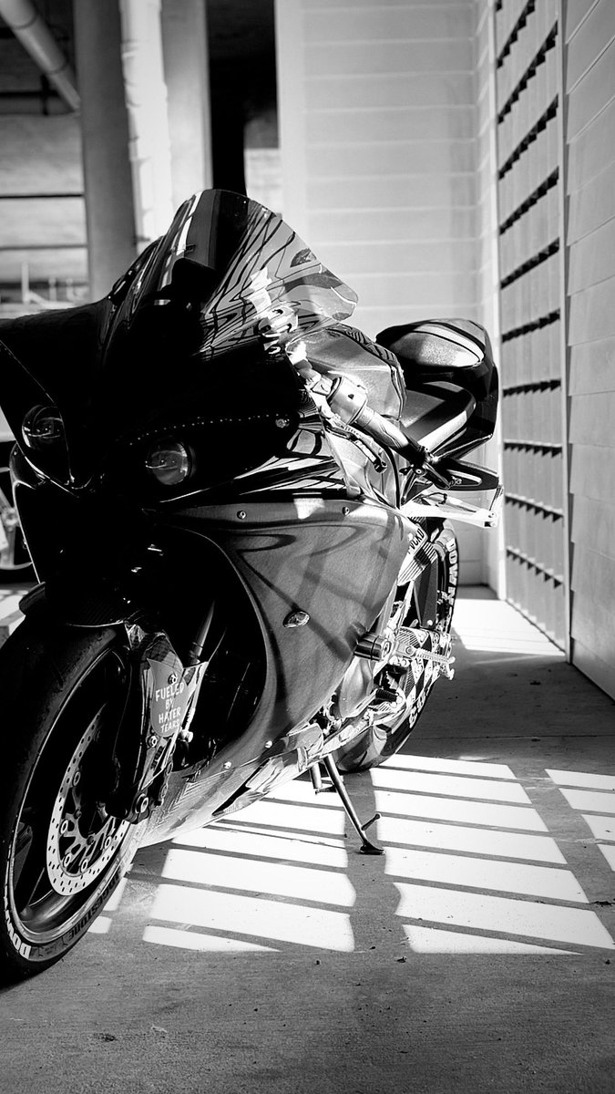 downshift83's tweet image. Don’t know why I love this shot so much... #yamahar1