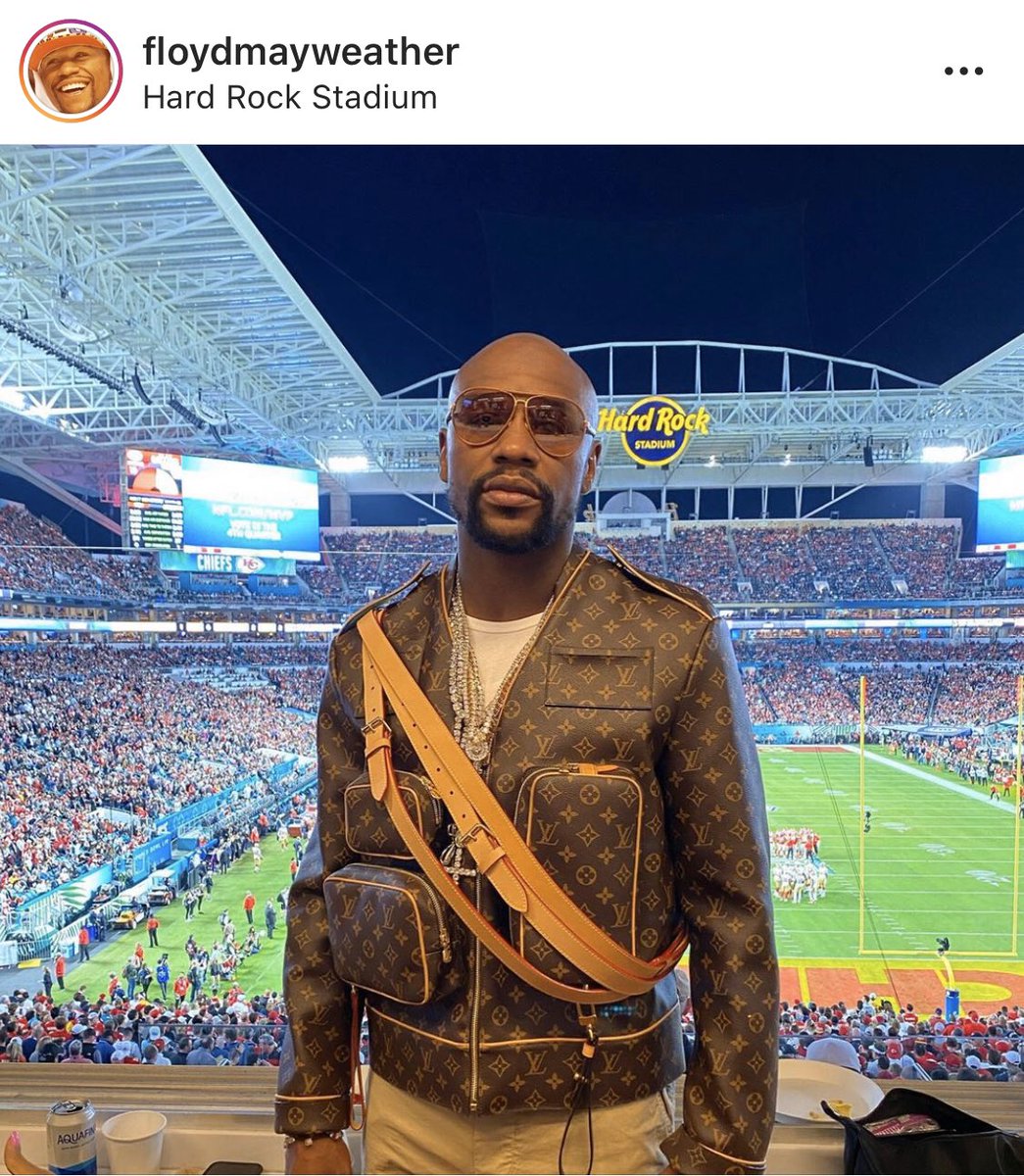 When did looking like a handbag become the fashion?
#SuperBowl #handbag #designerjacket #wtf #Luggage #floydmayweather