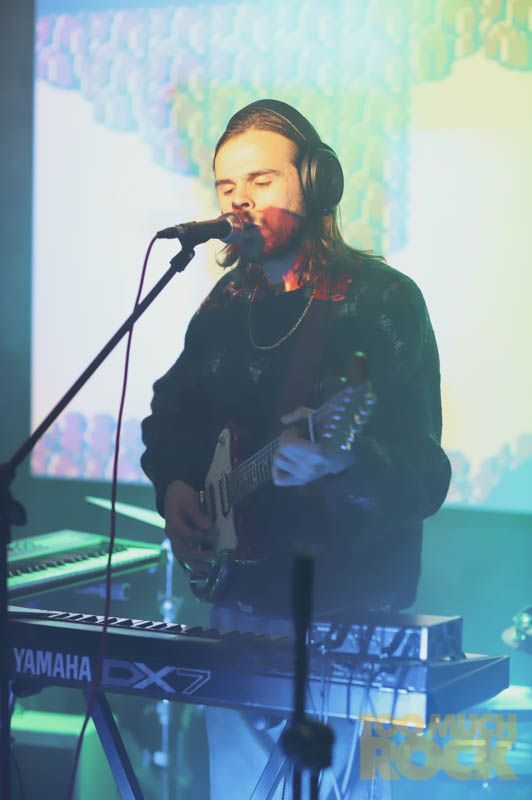 sidmuchrock's tweet photo. BETTER LATE: Boundaries were pushed when @wearehxxs, #NewObsessions and @RIPeter_ played Stray Cat Film Center on 1/18. My photos and video of the night are on Too Much Rock at https://t.co/RXx5NG3E5Y. https://t.co/AJtOL9Bk8u