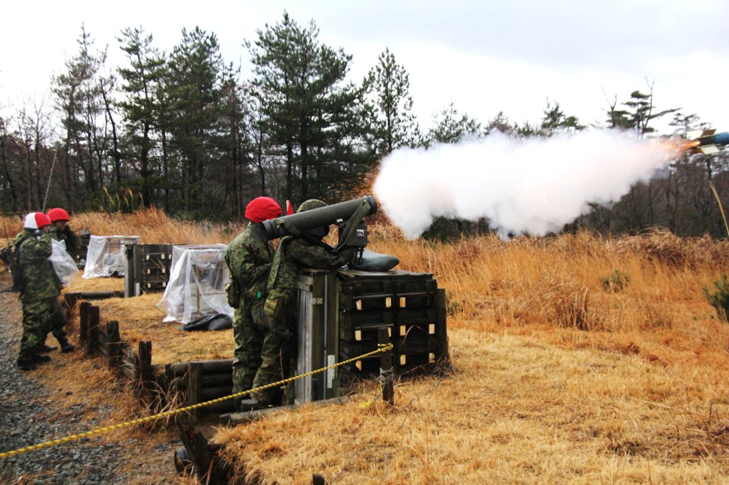 総戦シリーズ７ 障害処理妨害戦闘を開始 処理ローラー付き戦車に対し01式軽対戦車誘導弾 通称01 マルヒト の射撃です 近距離の対機 02 03 陸上自衛隊 福知山駐屯地
