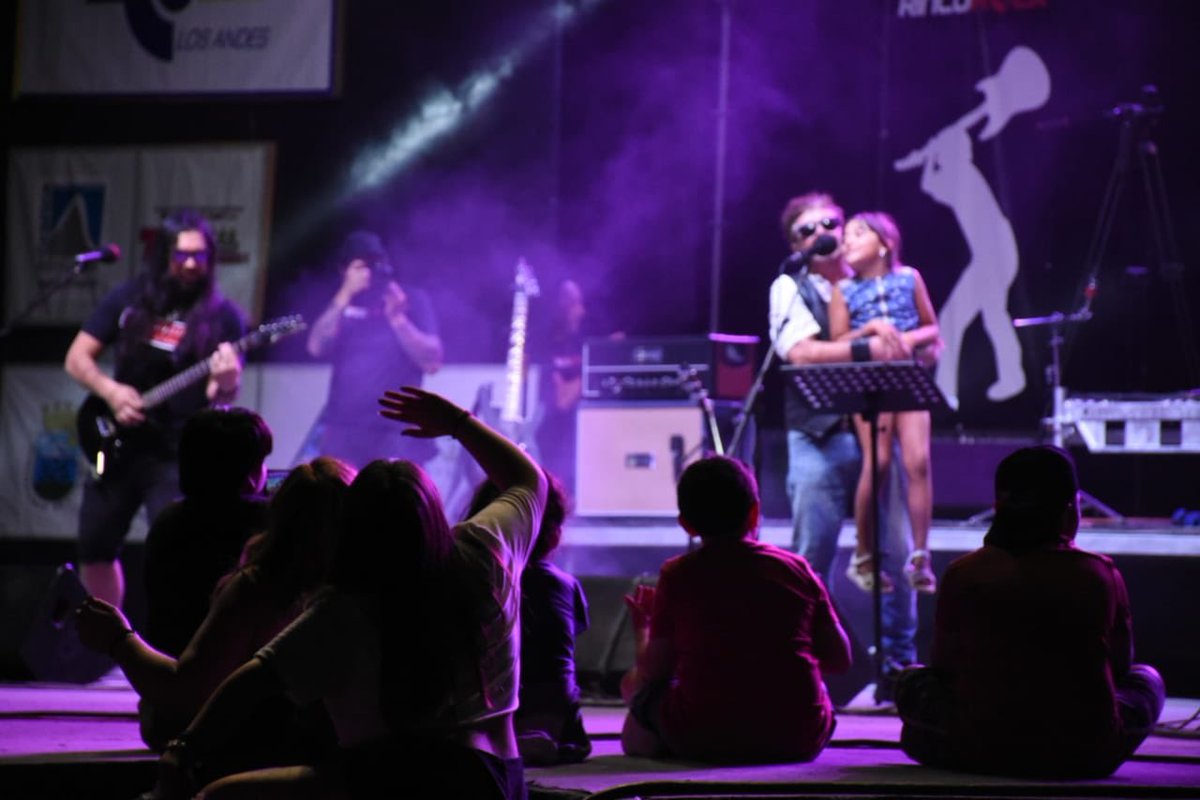munidelosandes's tweet photo. Capitán Memo cerrando la versión XI de RincoRock en el anfiteatro del Parque Urbano, llevándose el cariño del público presente y haciendo recordar la niñez de muchos con sus grandes obras musicales que han dado la vuelta al mundo #VeranoLocal #VeranoEntretenido https://t.co/C9fADjICJC