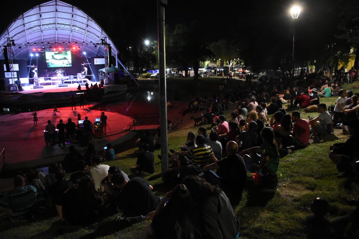 munidelosandes's tweet photo. Capitán Memo cerrando la versión XI de RincoRock en el anfiteatro del Parque Urbano, llevándose el cariño del público presente y haciendo recordar la niñez de muchos con sus grandes obras musicales que han dado la vuelta al mundo #VeranoLocal #VeranoEntretenido https://t.co/C9fADjICJC