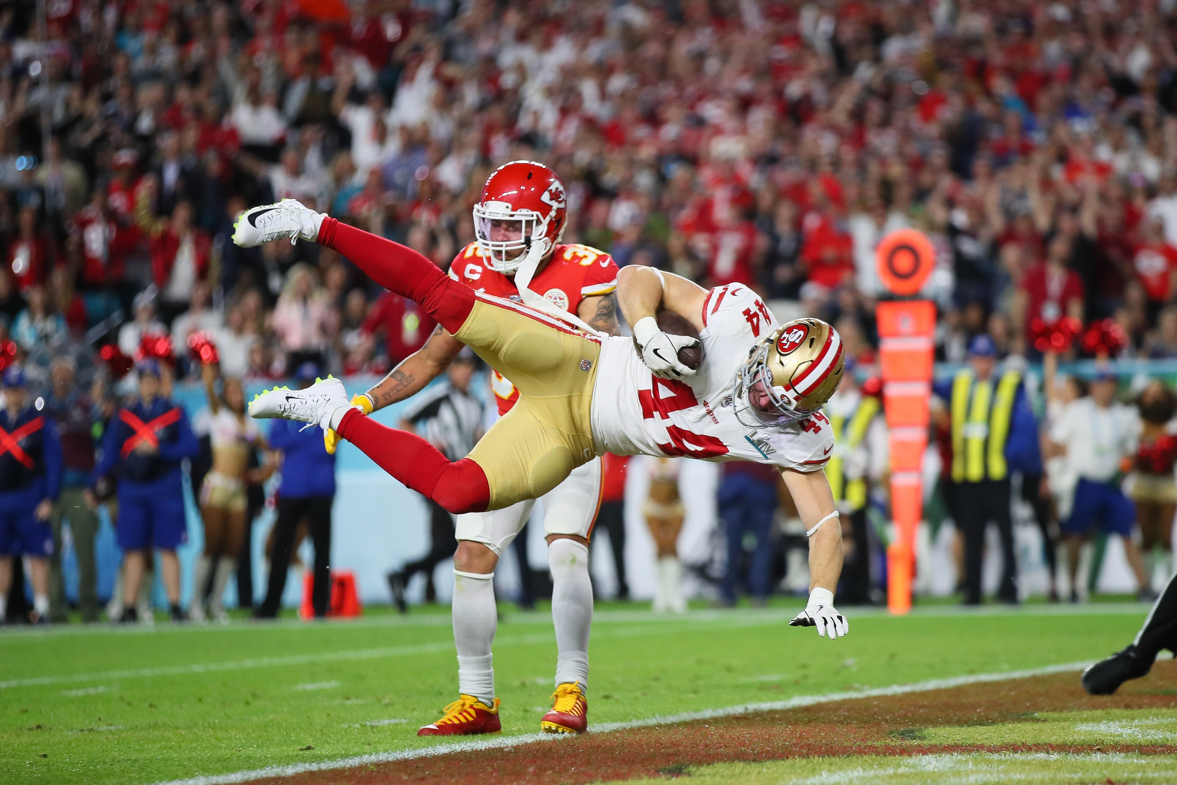 Финал супербоула. Супербоул 2021 победитель. Nfl super bowl. Super bowl lvi halftime show. Супербоул 54.