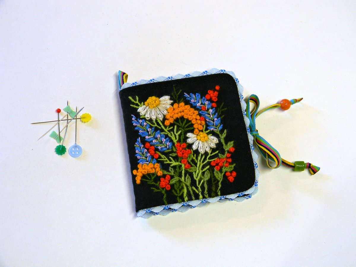 etsy.com/AllasOriginals… #3Dembroidery #needlebook #wildflowers #crewelembroidery #flowersembroidery #bluebonnets #daisies #butterflyweed #needlecase #AllasOriginals