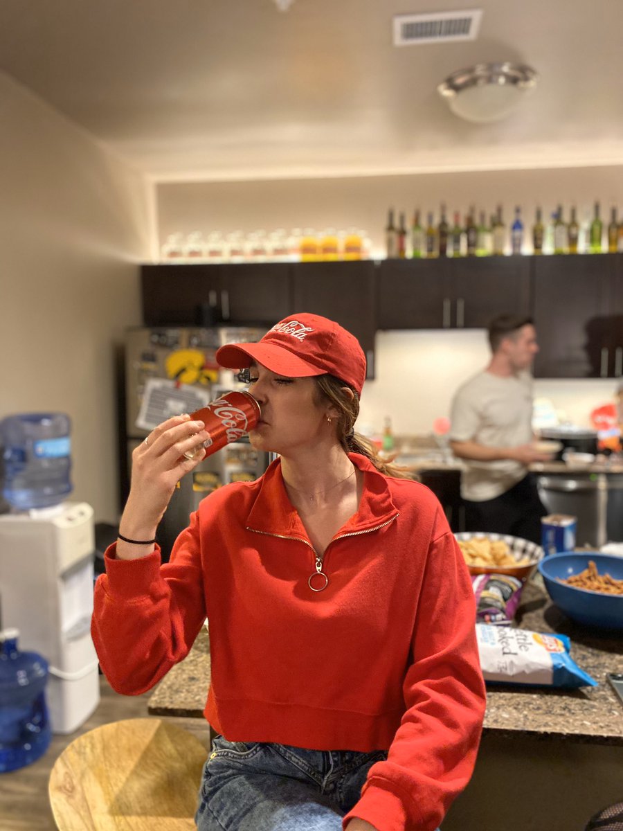Nordang10's tweet photo. @CocaCola sponsor my gf https://t.co/kD5EbegmEV