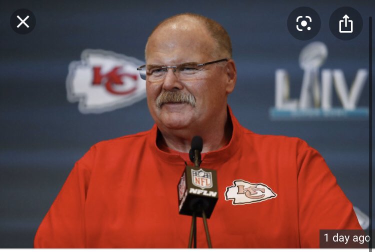RyanBridget14's tweet photo. Anyone else spot the similarity? #SuperBowlLIV https://t.co/KbV9tK7tu7