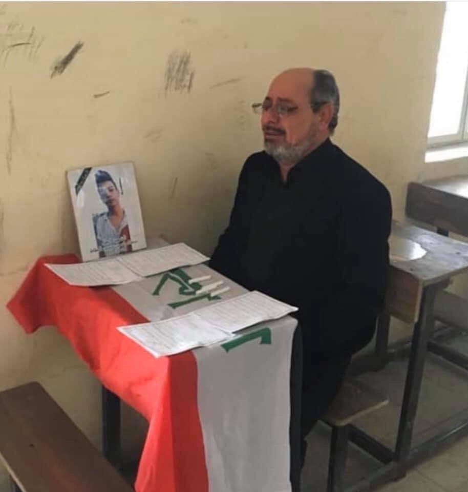 malarab1's tweet photo. أب عراقي يدخل الامتحان بدل ابنه الذي قُتِل في المظاهرات على يد مليشيات الاحزاب الحاكمة في #العراق https://t.co/88bqa4g0mt