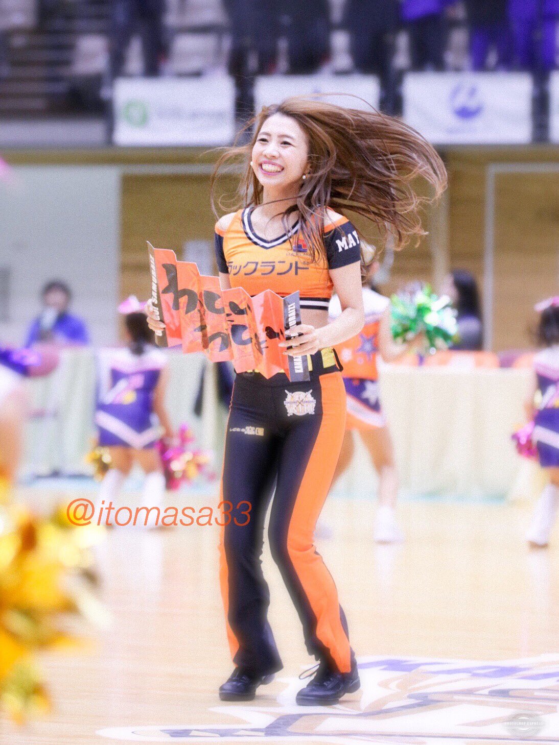 チアリーダーパンティー 衣装もめっちゃ素敵な #金沢武士団チアリーダー さん 基本は #金沢武士団 をイメージして ？  ワンピースタイプ👘は清楚系だけだと思いきや、実は背中が大胆なんです ✨👀 パンツスタイルには腕に名前が  スポンサーのロゴも単調にならない様になどなと 細部に ...