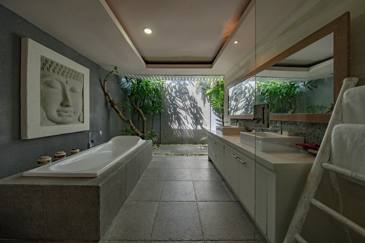 Some #mondaymotivation for bathroom lovers 🌿 Who appreciates this indoor/outdoor Balinese look?  #bathroomlooks #balineseinspired #bathroomrenovations #property