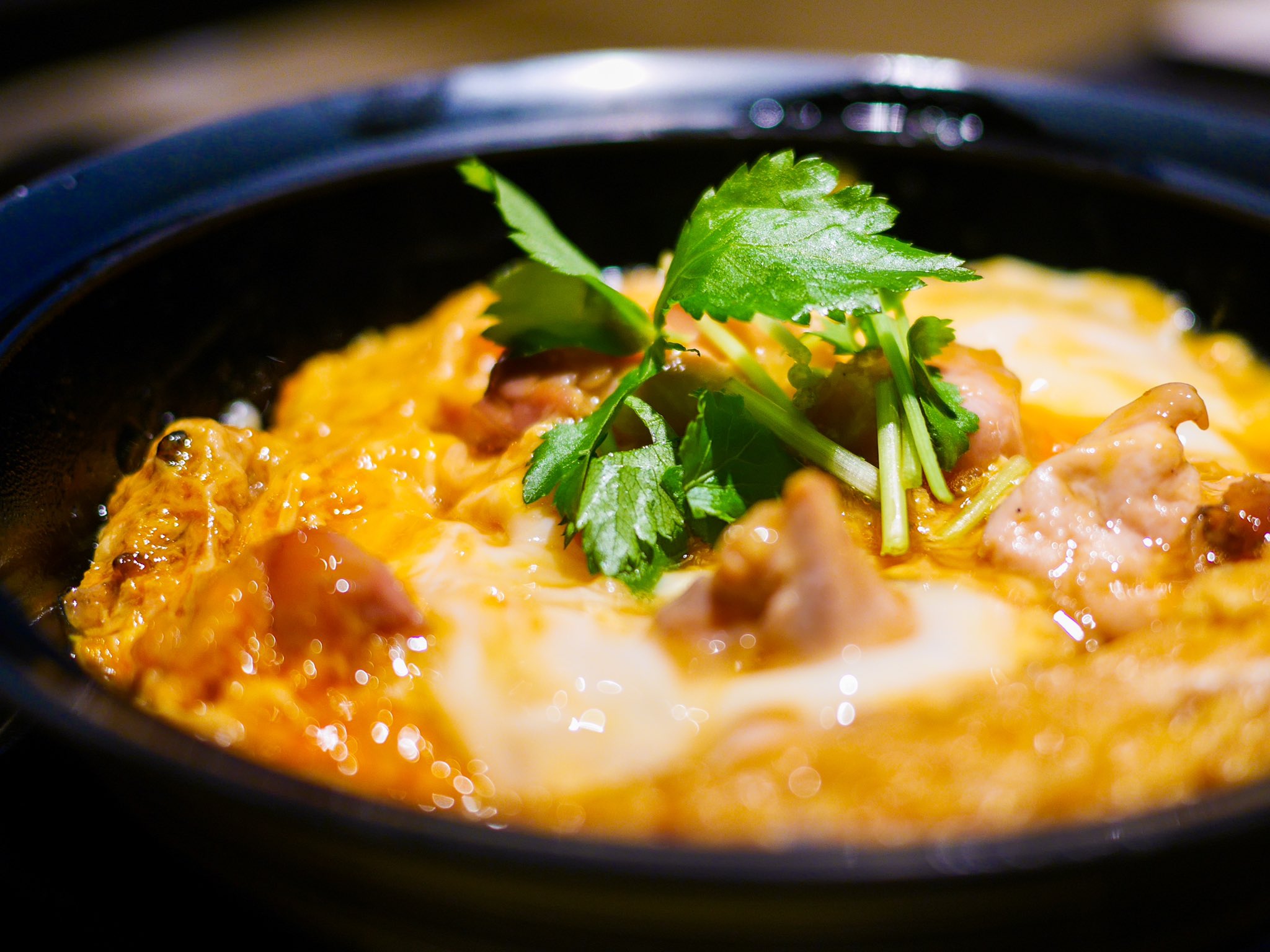 神楽坂ごはん 大好きな親子丼を食べたくなり 本家あべや 神楽坂店へ 今日は平日限定の 親子丼 と稲庭うどんセット をいただきました 秋田比内地鶏を使った名物親子丼は 卵のトロットロ感と甘めの出汁がたまらない逸品 喉ごし滑らかな稲庭うどんも