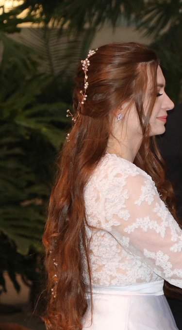 Really tired of dumb people on the internet trying to tell me what color MY hair is. Hair like mine looks