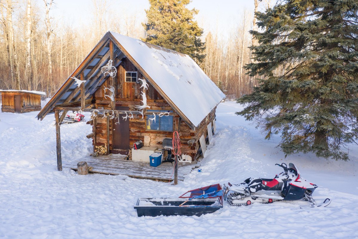 lostgirlsguide's tweet photo. Tucked in the Pasquia Hills is this incredible camp: Redwillow Outfitting

There's no indoor plumbing, limited cell service &amp; a generator for electricity. But they have wood-burning stoves, a sauna &amp; home-cooked meals - only accessible by ATV/snowmobile.

Would you stay here? 😍 https://t.co/q7mmpnspcy