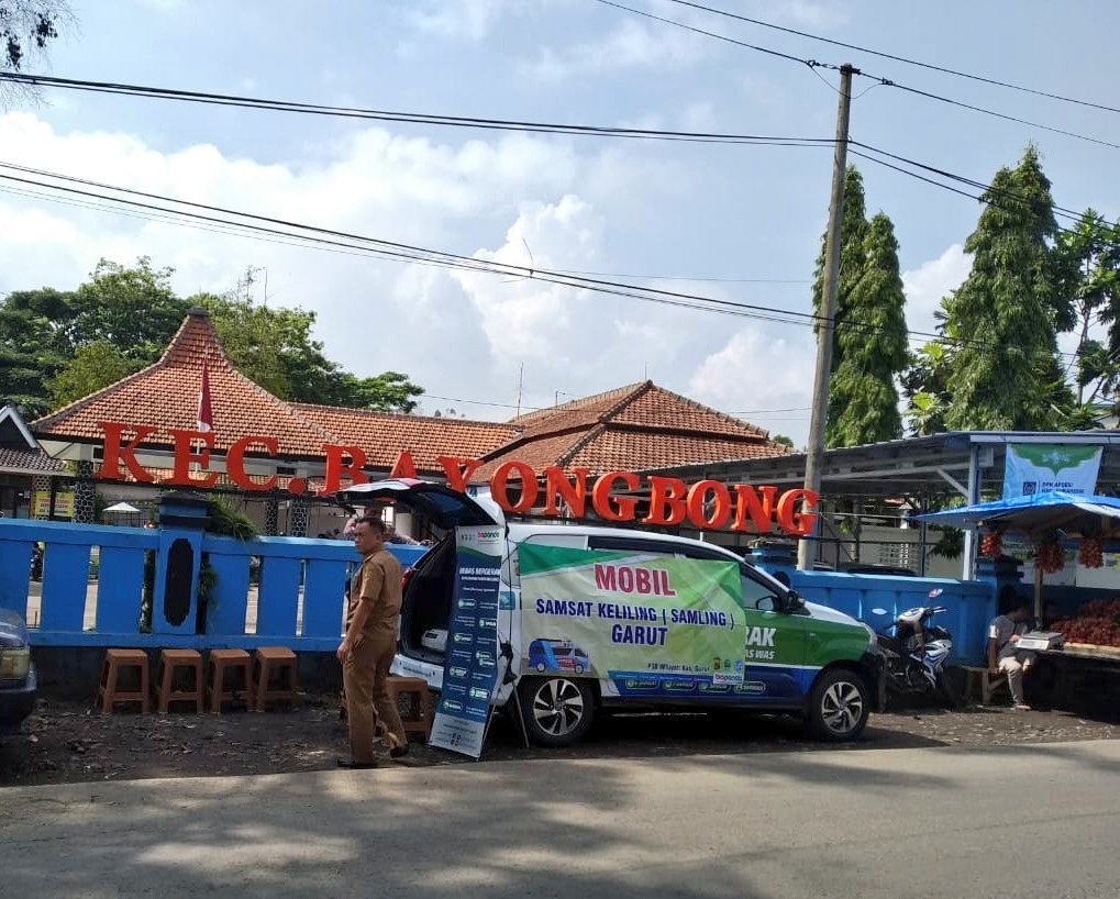 SamsatGarut's tweet photo. Layanan #SamDong hari ini hadir di depan Alun-alun Bayongbong https://t.co/g1KJkyLaSa