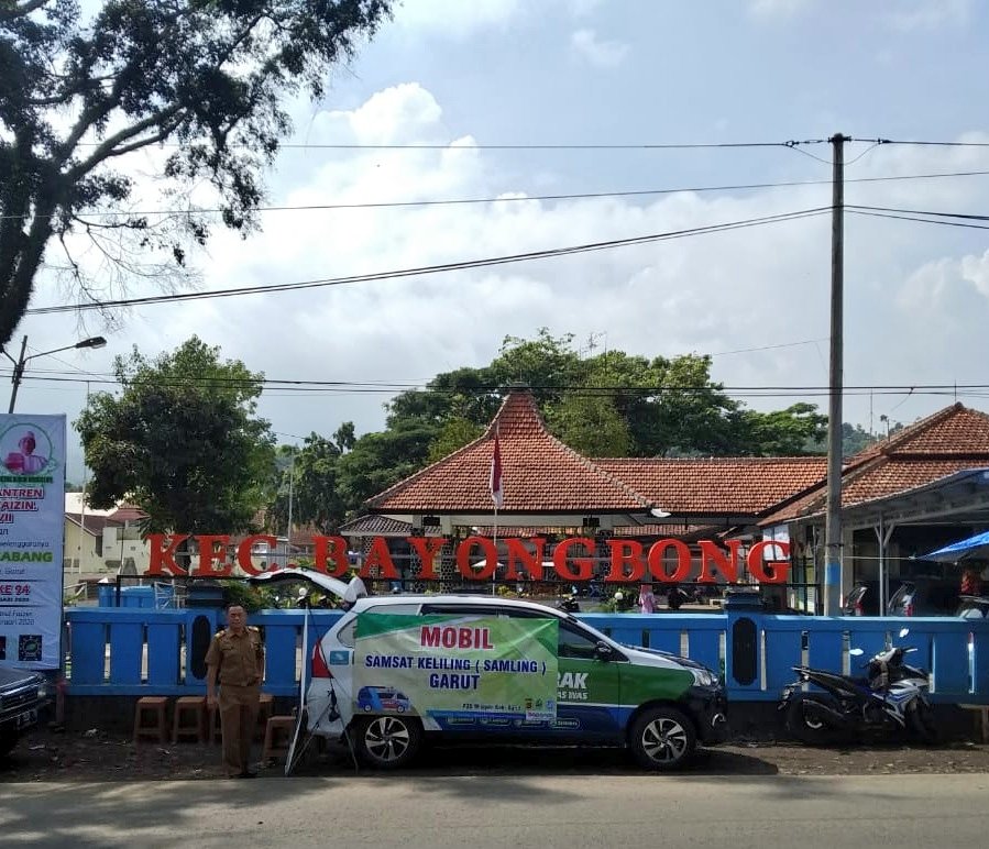 SamsatGarut's tweet photo. Layanan #SamDong hari ini hadir di depan Alun-alun Bayongbong https://t.co/g1KJkyLaSa