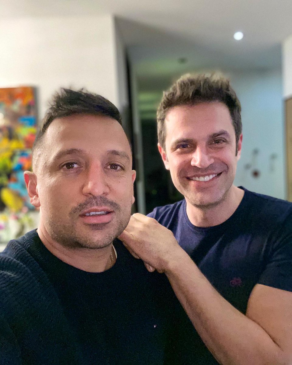 TeamMTacher's tweet photo. Nuestro bello @MarkTacher con Andrés su amigo y asesor de alimentos viendo el #superbowl -
Ph by: @doncone -
Noche de #superbowl y pues con mi profe @MarkTacher
•
#MarkTacher #donconecomebien #frendstime #superbowltime #bogota #Colombia https://t.co/zntl16X8AL