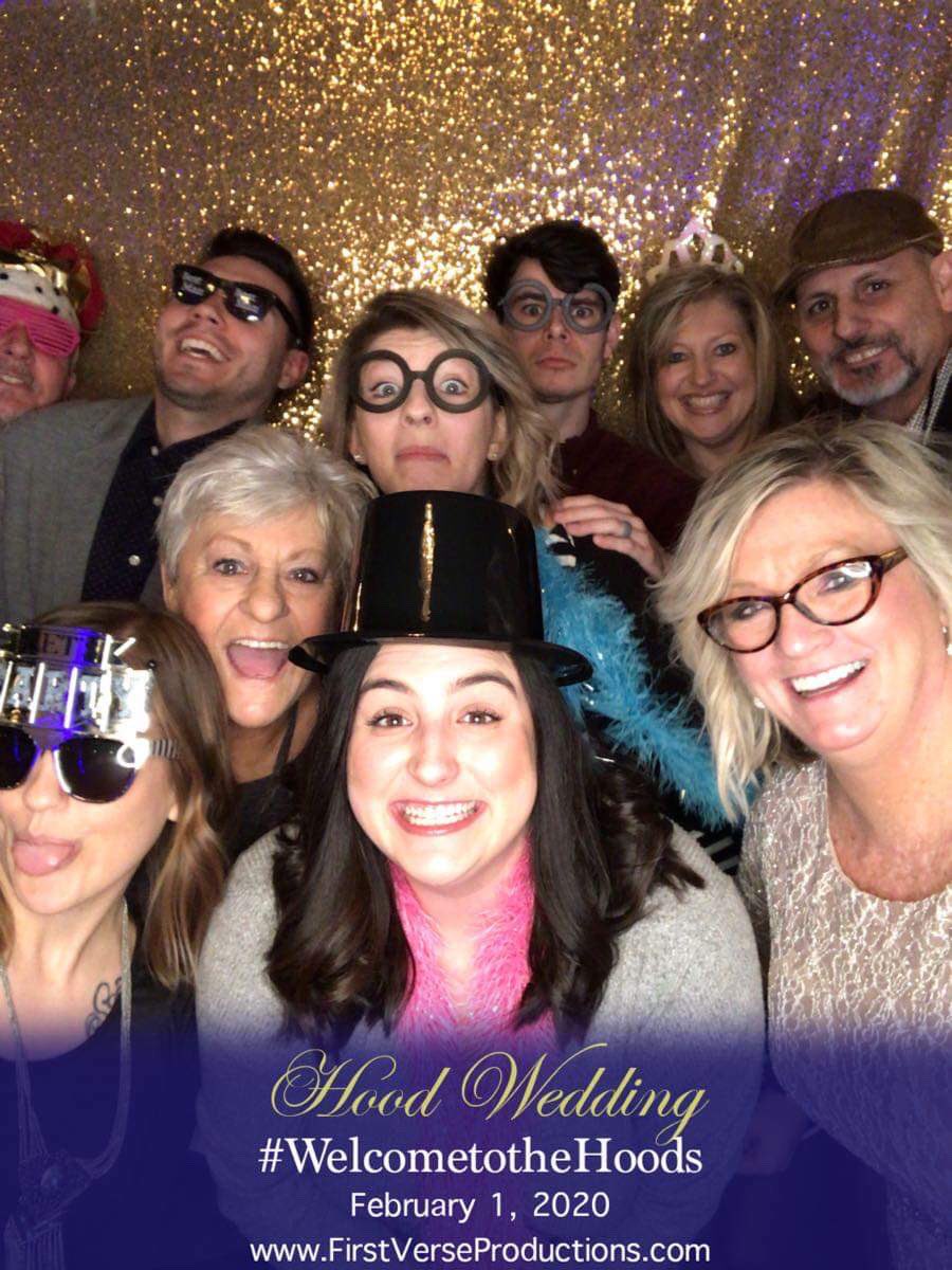 AnnaHeartsJesus's tweet photo. My family struggling with the concept of photo booths, yet again https://t.co/P6m1PAEf3X