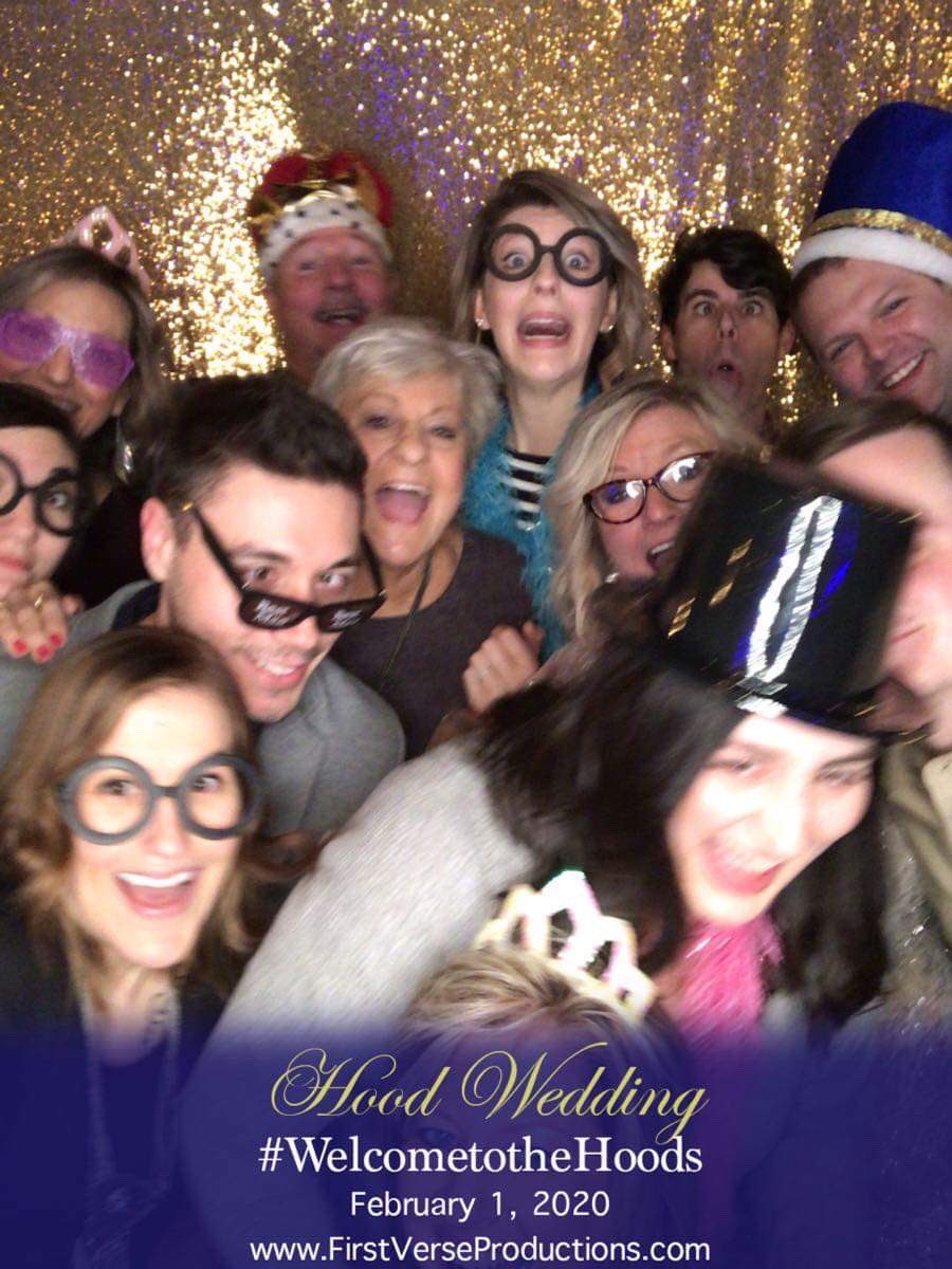 AnnaHeartsJesus's tweet photo. My family struggling with the concept of photo booths, yet again https://t.co/P6m1PAEf3X