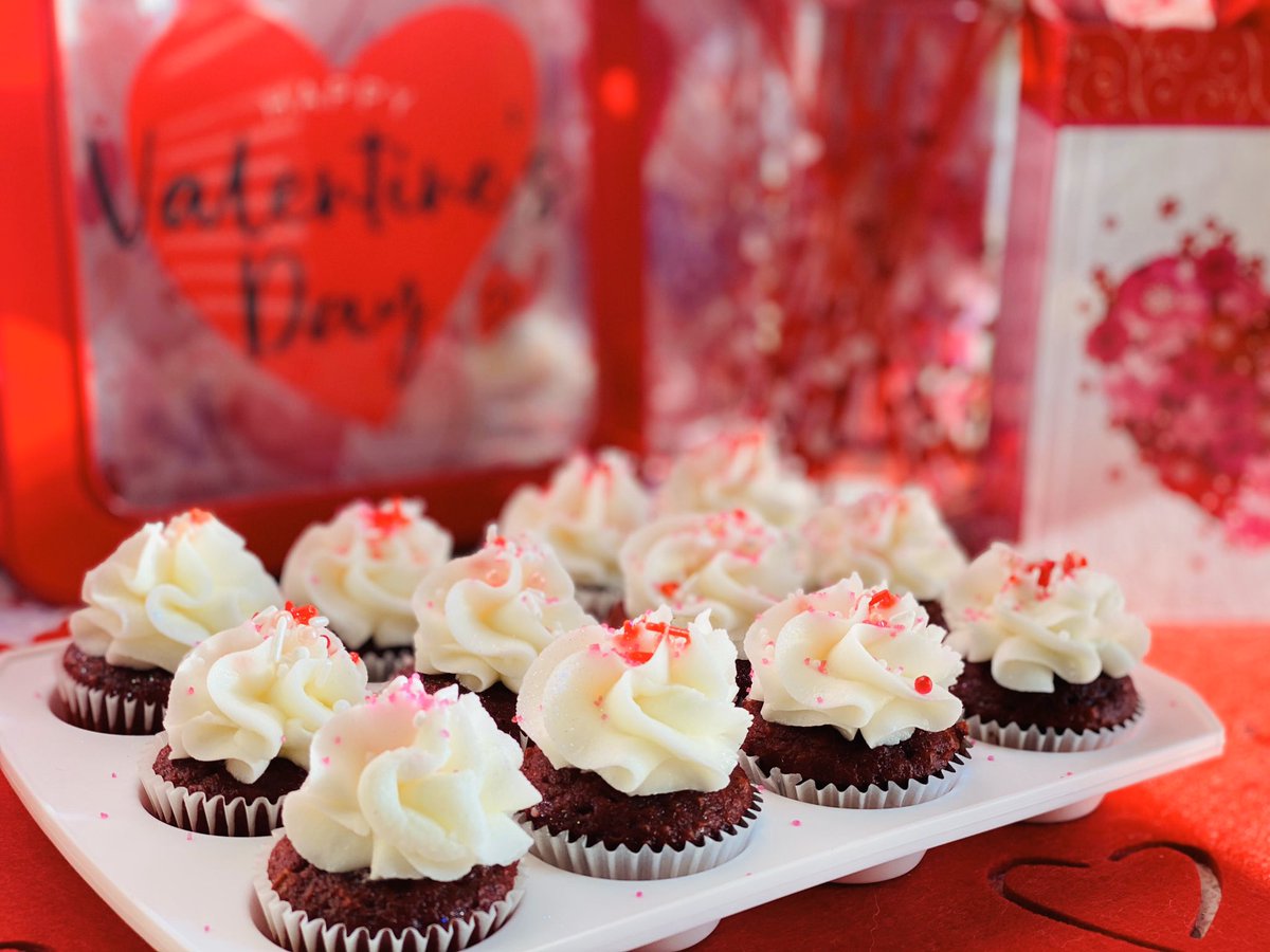 shes_different4's tweet photo. Be sure to place your last minute valentines sweets for that special someone!! Or even to satisfy tour own 😋🧁🍓🍰❤️ https://t.co/Ow7gHcps8A