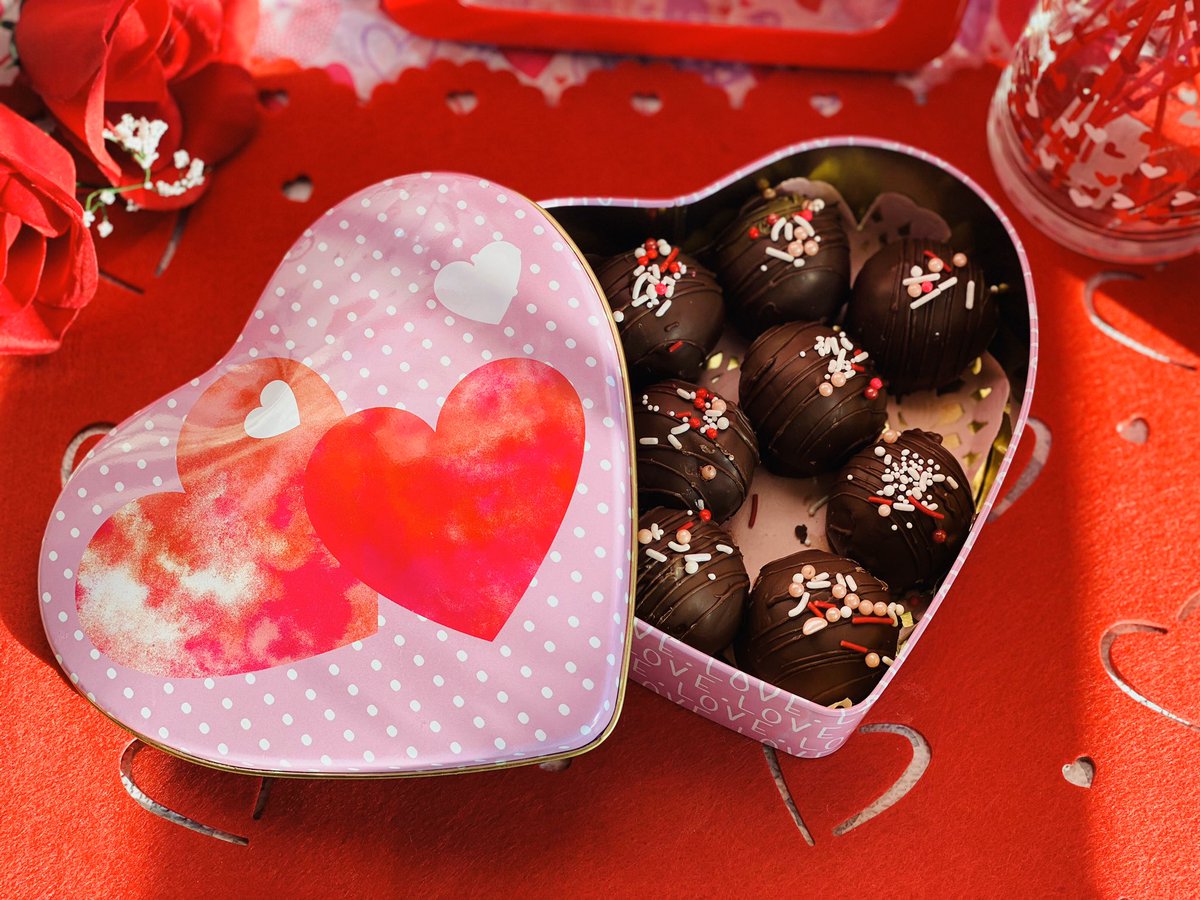 shes_different4's tweet photo. Be sure to place your last minute valentines sweets for that special someone!! Or even to satisfy tour own 😋🧁🍓🍰❤️ https://t.co/Ow7gHcps8A