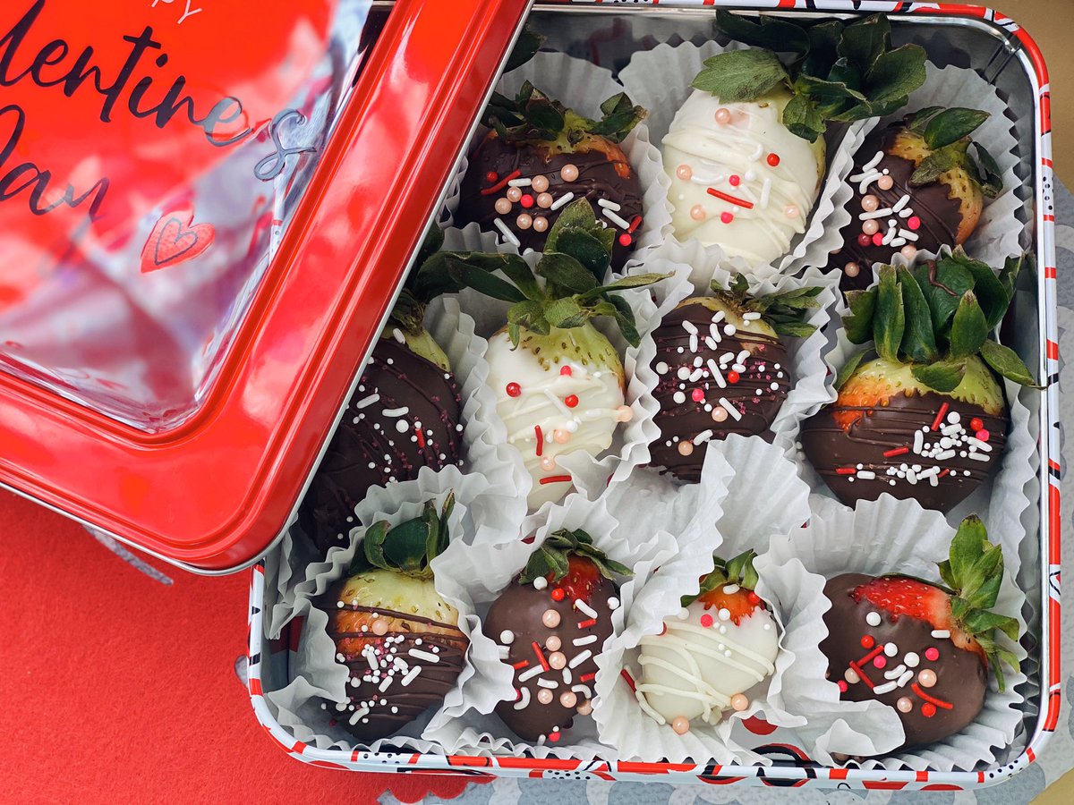 shes_different4's tweet photo. Be sure to place your last minute valentines sweets for that special someone!! Or even to satisfy tour own 😋🧁🍓🍰❤️ https://t.co/Ow7gHcps8A