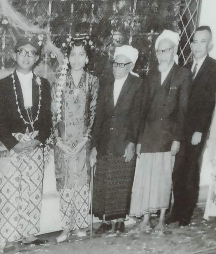 BetawieDj's tweet photo. Mbah Wahab, Kyai Bisri, Jendral Nasution di perkawinan Gus Solah... Alfateha https://t.co/EXCDEioE9B