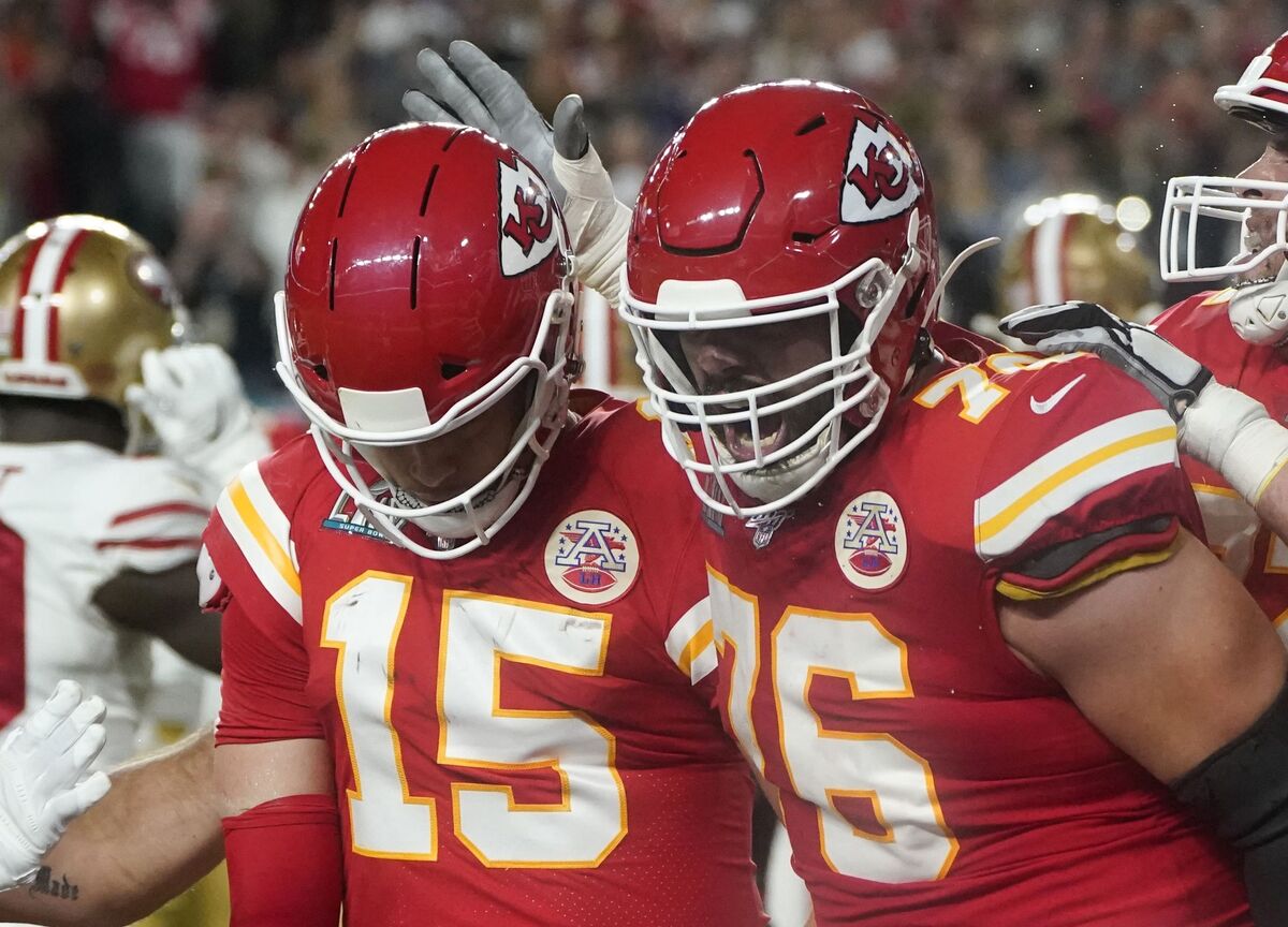 TVASports's tweet photo. Nous avons maintenant un Québécois avec une bague du Super Bowl: LAURENT DUVERNAY-TARDIF. 🏆 https://t.co/PlOhcibyKl #SBLIV https://t.co/86awYNueZx