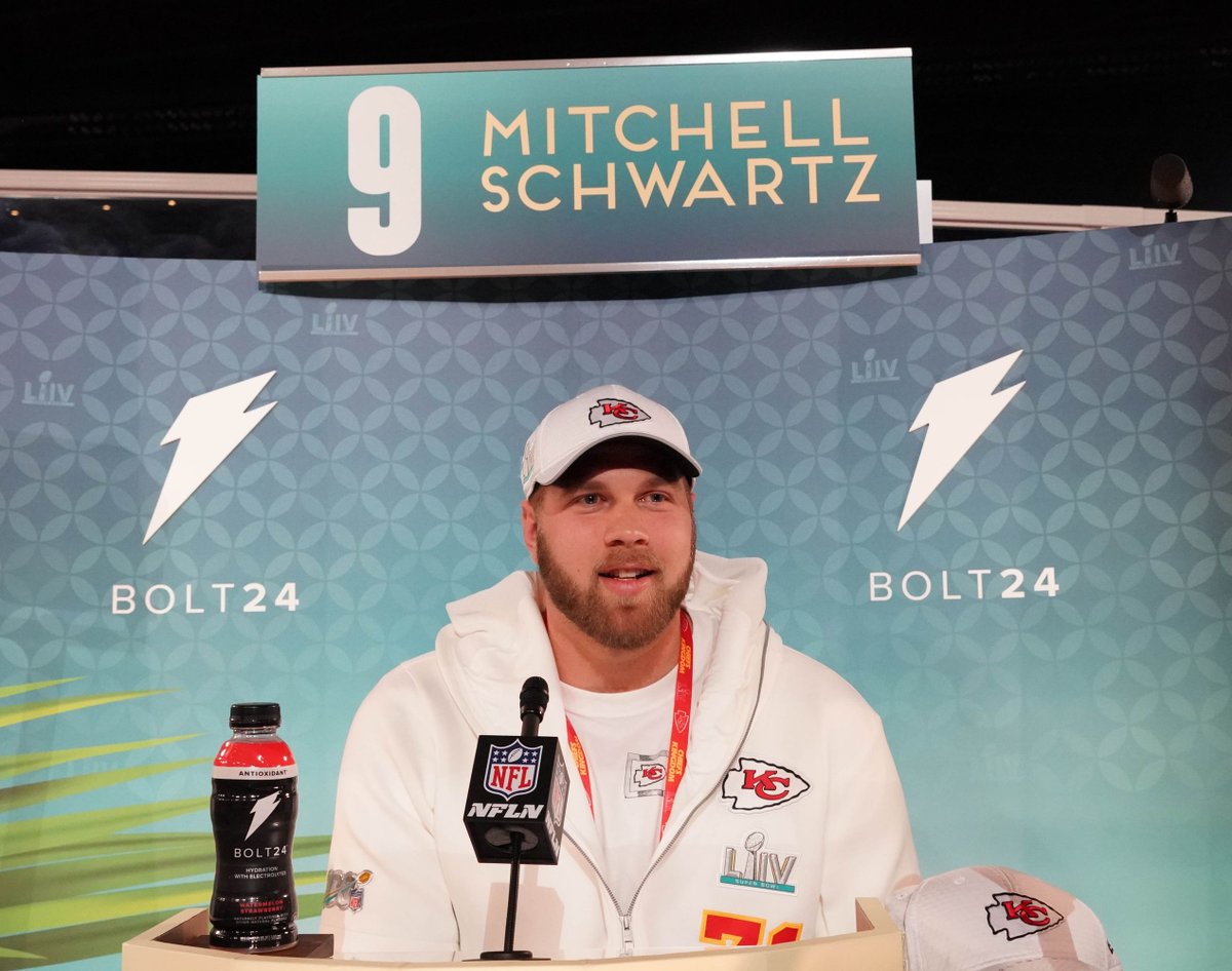 WriteForCal's tweet photo. Mitchell Schwartz is a Super Bowl champion! Congrats to the Golden Bear for the huge accomplishment!
That means six of the past seven Super Bowls ended up with at least one Bear walking away with a ring. #GoBears #CalFamily #CalInTheNFL https://t.co/8NoNcAF6qD https://t.co/pVLxOlqF1i