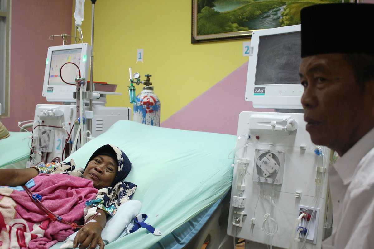 yogaoskar's tweet photo. "2 minggu sekali, istri saya harus cuci darah. Jarak dari rumah kerumah sakit cukup jauh, tp ga masalah. Alhamdulillah, biaya cuci darah dijamin BPJS, kalo ga ada BPJS mungkin sy akan kehabisan harta lagi"- Jahuri salah satu warga Kab. Penajam Paser Utara
#BPJSJaminBiayaKesehatan https://t.co/Z0DrqoubPc