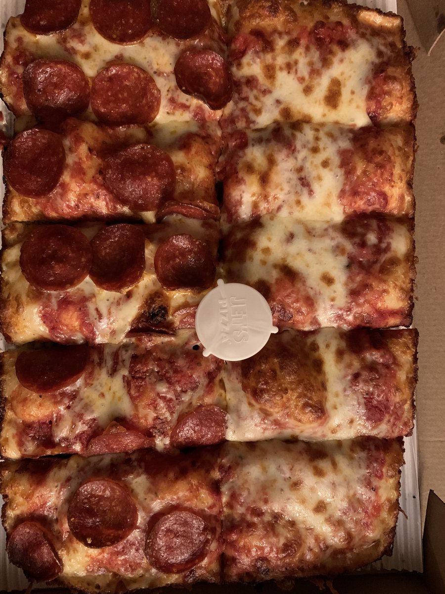 OmgPizzaClub's tweet photo. ⁦@JetsPizza⁩ + ⁦@SuperBowl⁩ = 🙌🏽 https://t.co/dfbZmzHbJ7