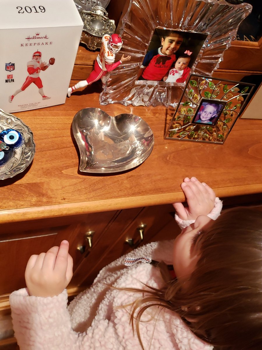 CarrieTergin's tweet photo. Brought my @PatrickMahomes @Hallmark 2019 Keepsake Ornament to mom and dad's Superbowl Bash! #CHIEFS #HallmarkMayor #ChiefsKingdom ๐โค๐ https://t.co/MGpp9Ws6dF