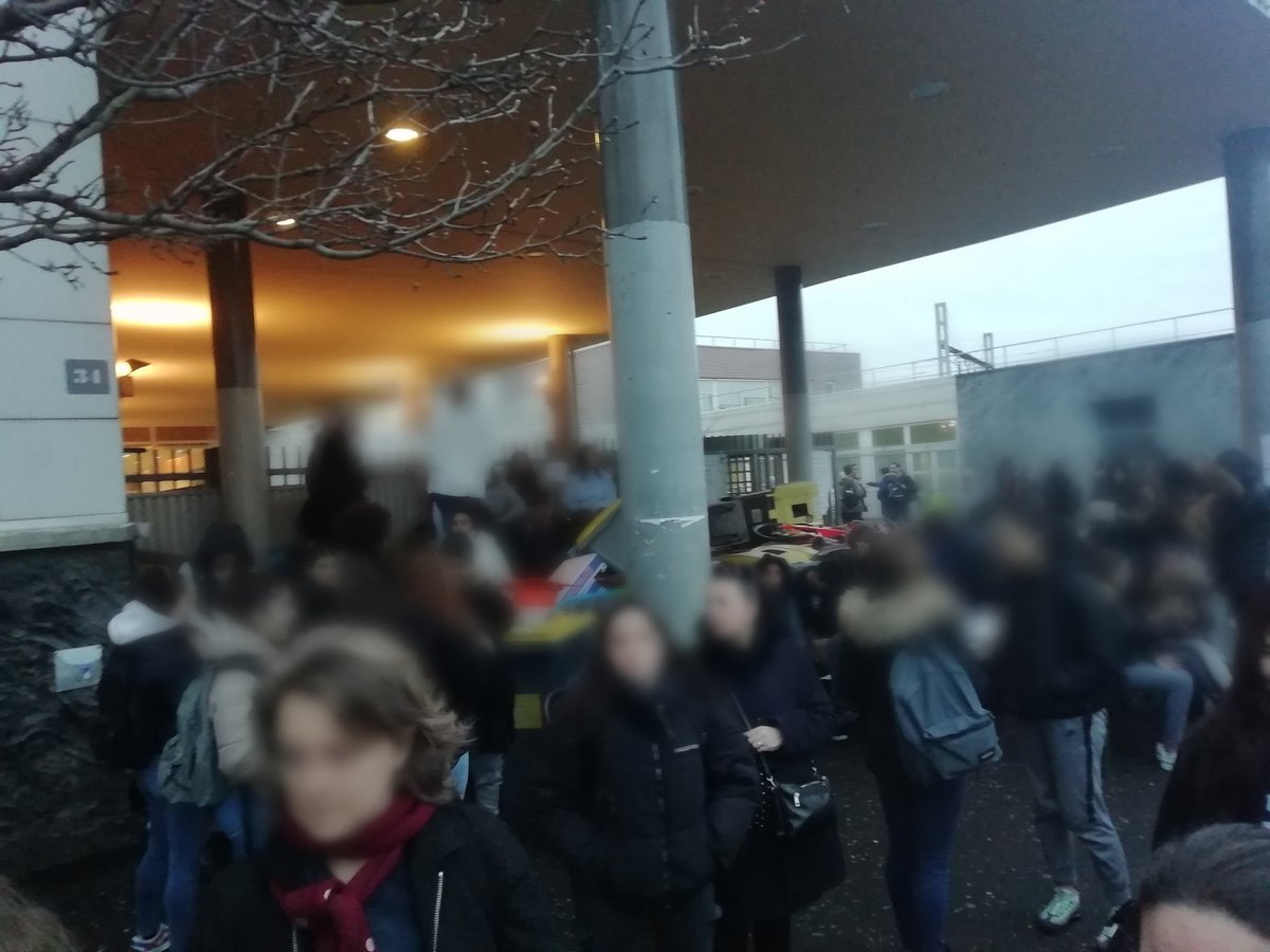 UnlIdf's tweet photo. Avec ceux du 77 et 91, les lycéennes et lycéens du 94 se mobilisent aussi aujourd’hui 😎✊🏼 https://t.co/vRhKzUvzoF