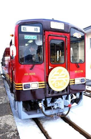 秋田内陸線新観光列車「笑　EMI」前面