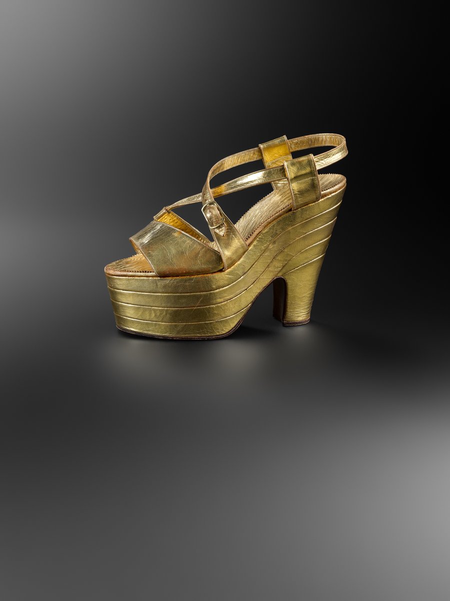 "Marche et démarche", l'expo du Musée des Arts Déco est prolongée jusqu'en mars ! Chaussures à gogo à travers les siècles et les continents ! bit.ly/2Sfo03g