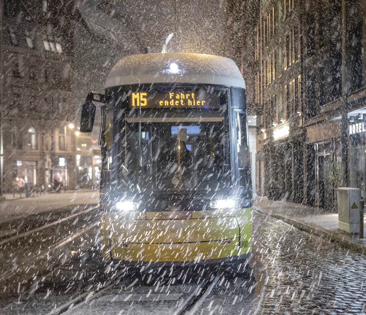 Eine Tram im Schneesturm.