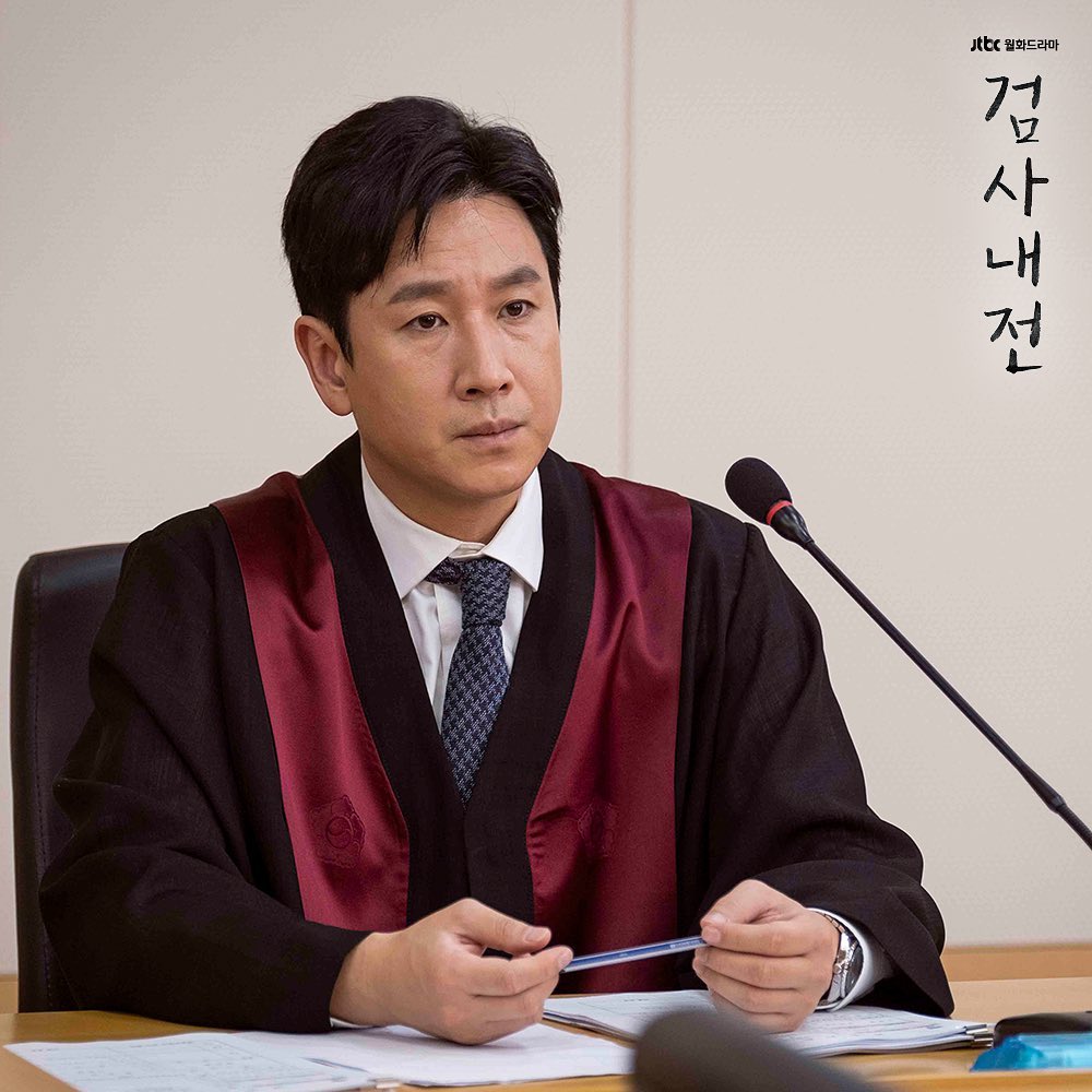 Finally tonight, we get to see Lee Sun Woong and Cha Myung Joo in the Prosecutor Robe! #DiaryOfAProsecutor #WarOfProsecutors #검사내전 #LeeSunKyun #LeeSunGyun #이선균 #JungRyeoWon #정려원...