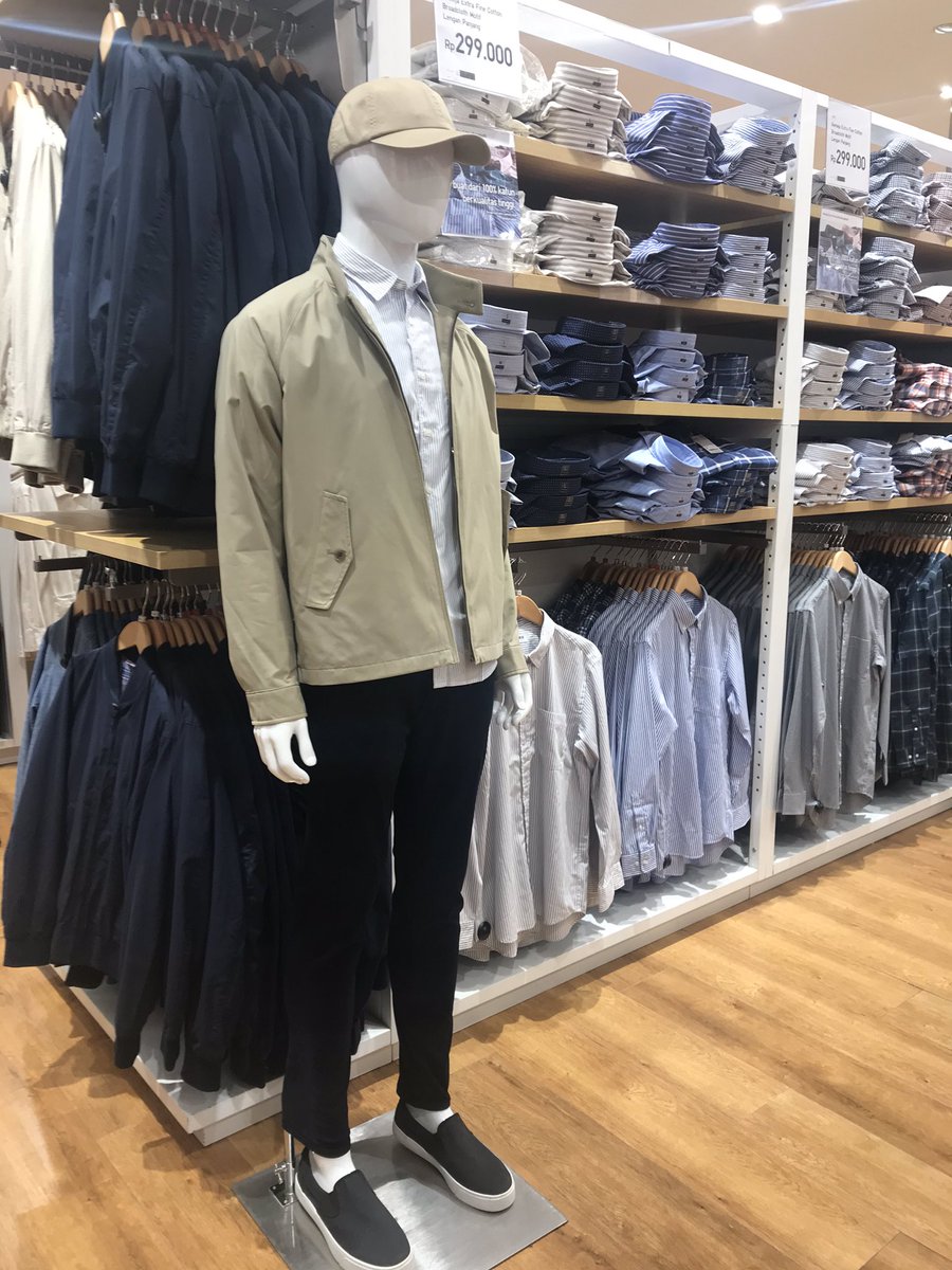 Uniqlo: “Hey, look at this awesome display!”Me: “Hey, a Joe Goldberg cosplay. Great job, Uniqlo! I think I should stay away before he catches feelings”#You