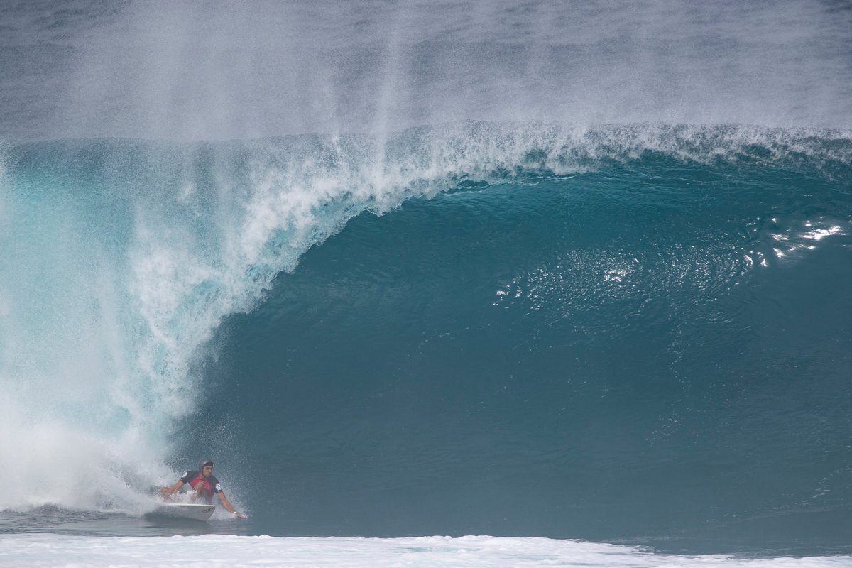 ExtremeSportsA_'s tweet photo. Visit #ESA and see the best action from Hawaii's most prestigious #surf competition which is the #VolcomPipePro and also see #SouthAfrican Matthew McGillivray kept rolling to the semi-finals. #Surfing Photo By Brian Bielmann for @RBContentPool https://t.co/G1YSFFA4yO https://t.co/uKSjdEgdKv