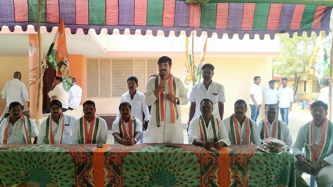 VamsiChandReddy's tweet photo. Meeting of #Congress leaders of #Achampet assembly constituency. Preparing for the upcoming #CooperativeElections in #Telangana.
సహకార ఎన్నికలకు సిద్ధమైతున్న అచ్చంపేట కాంగ్రెస్ శ్రేణులు https://t.co/ql3ybNUNTf