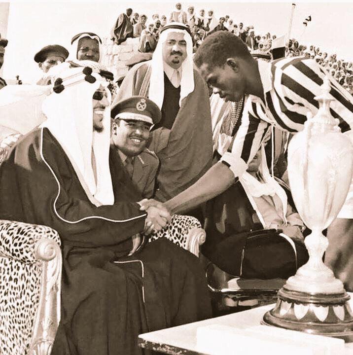 Unequivocal20's tweet photo. #النصر_عميد_الانديه

معلومة 
عندما تلاقيا الاتحاد والهلال على نهائي كاس دوري جلالة الملك عام ١٣٨٣ بالرياض والتي كسبها الا��حاد واستلم كاس البطولة من يد الملك سعود رحمه الله (وكان اول وآخر نهائي يشرفه) ..
 
كان النصر يباري نسور الحجاز في دوري الدرجة الثانية لتحديد الفريق الصاعد https://t.co/Vwj2A1Xpsk