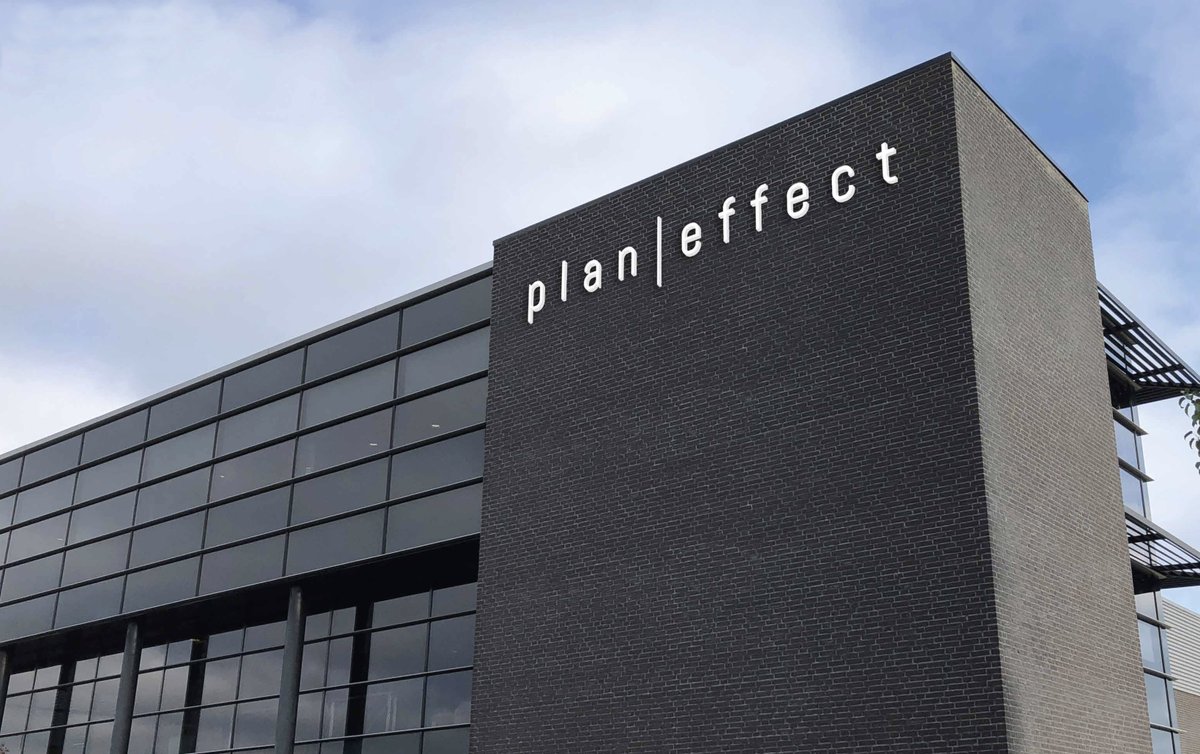 Bij een nieuw logo hoort nieuwe gevelreclame! Momenteel maken wij onze gevel helemaal klaar voor de nieuwe letters. Dit is nog een impressie, maar het eindresultaat volgt spoedig! #gevelbelettering #systeemwanden #geldermalsen #gemeentegeldermalsen #planeffect #A15 #kantoor