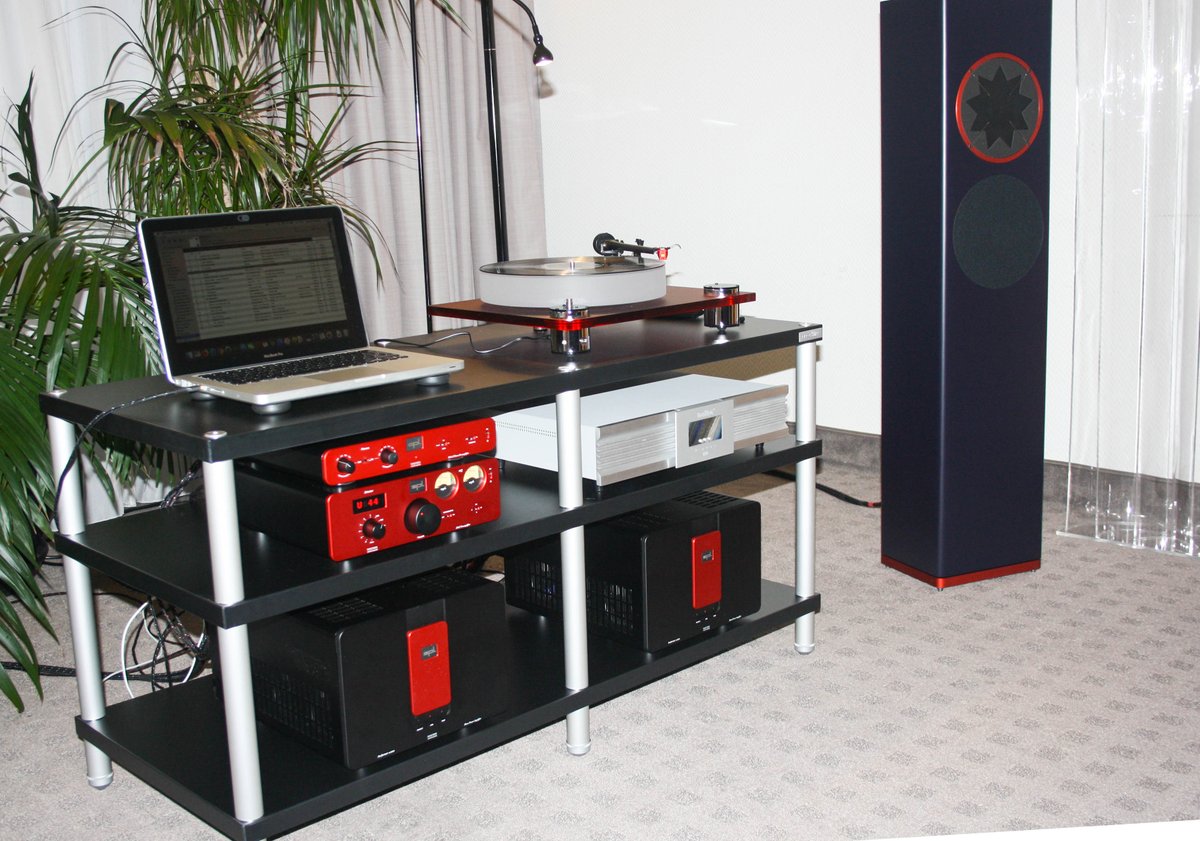 litemagazin's tweet photo. Another sound-highlight at Norddeutsche HiFi-Tage in Hamburg: SPL Phonos and SPL Director with Manger-speakers and IsoTek power support. #ndht #ndht2020 #norddeutscheht #litemagazin 
https://t.co/jPxxNZfcAt https://t.co/qiF3CI3TBg