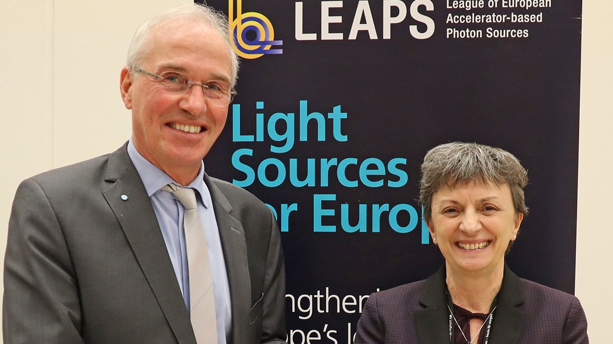 El anterior presidente, Helmut Dosch, y la actual presidenta, Caterina Biscari, @LEAPSInitiative