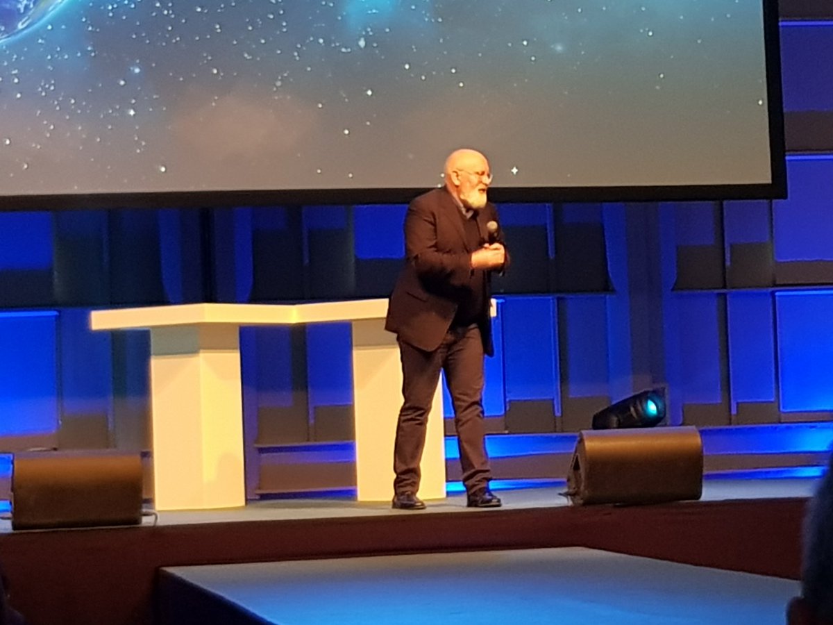 Ankewillemstei1's tweet photo. Bevlogen @TimmermansEU op #conferentiece: niet de klimaatontkenners baren meeste zorgen, maar de klimaatwanhopers. Niet defaitistisch worden, green deal is haalbaar https://t.co/kBiru0Yyxz